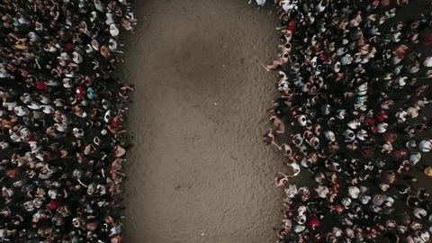 Draufsicht auf eine Menschenmenge mit breiter Lücke in der Mitte